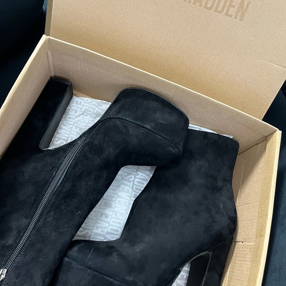 BRAND NEW-NEVER WORN Steve Madden black suede booties size 8 - Picture 3 of 7